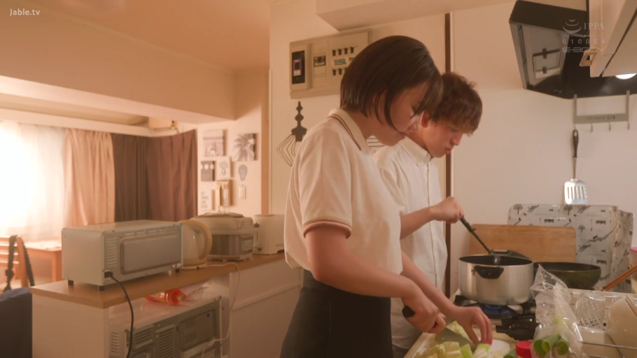 专注 · 站立 · 厨房 · 日常 · 厨具 · Polo衫 · 切菜