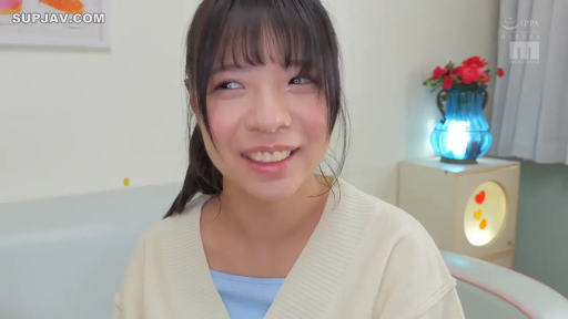 坐姿 · 面部 · 卧室 · 微笑 · 白色开衫 · 侧望 · 高马尾 · 小夜灯