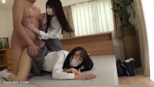 酒店 · 灰色百褶裙 · 后入 · 白色口罩 · 站立的女子眼神专注