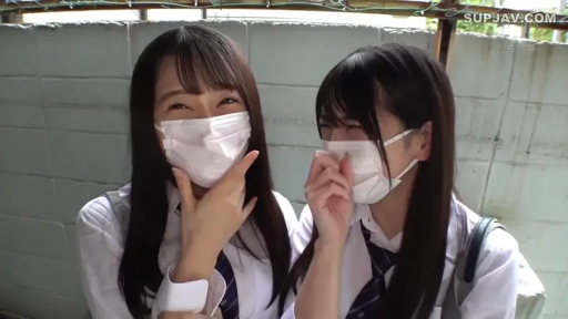 站立 · 微笑 · カメラに向かって · 上半身 · JK制服 · 屋外 · 二人 · 口罩