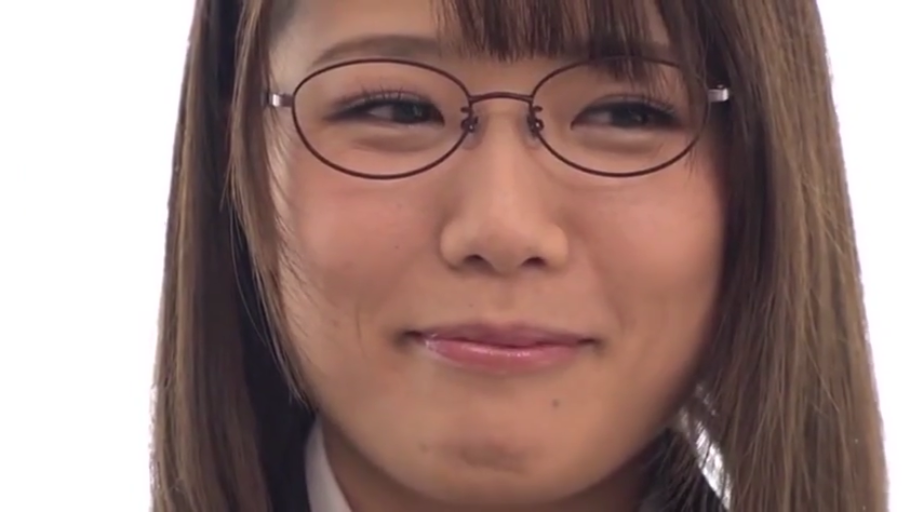 室内 · 眼镜 · 脸部特写 · 微笑 · 制服 · 长发 · 正面