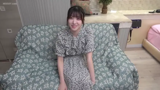 坐姿 · 全身 · 比基尼 · 微笑 · 面对镜头 · 项链 · 户外 · 游泳池