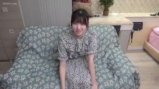 坐姿 · 角色扮演 · 微笑 · 上半身特写 · 播报 · 新闻演播室 · 白色透视衬衫 · 透明隔板