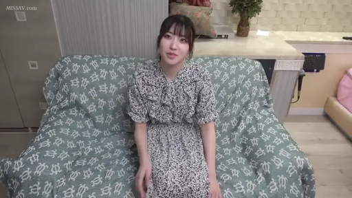 坐姿 · 中景 · 沙发 · 面对镜头 · 房间 · 碎花连衣裙 · 微露笑容