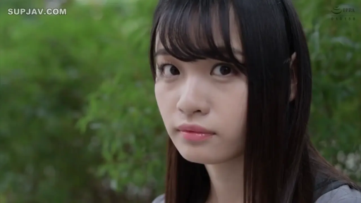 侧身 · 平静 · 面部特写 · 注视 · 户外 · 休闲服 · 黑长直