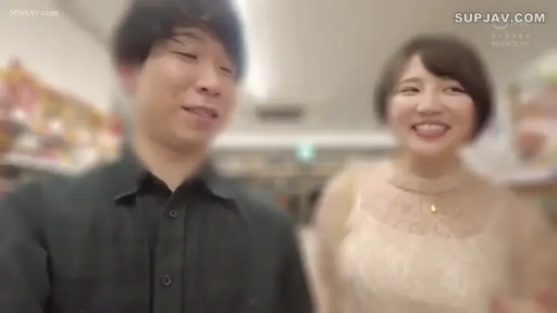 室内 · 俯身 · 马赛克 · 微笑 · 近景 · 白色T恤 · 性挑逗 · 成人情节