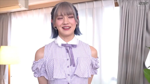 室内 · 站立 · 中景 · 对视 · 露肩格纹裙