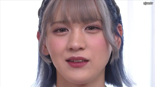 室内 · 微笑 · 面部特写 · 注视 · 日常服饰 · 蓝发 · 正面姿势