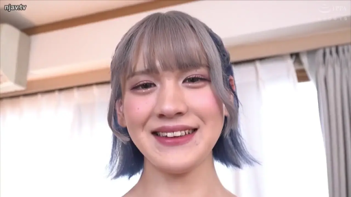 室内 · 脸部 · 微笑 · 注视 · 常服 · 短发 · 正对面