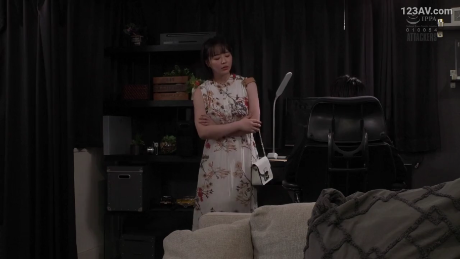 嚴肅 · 全身 · 站立 · 居家客廳 · 碎花连衣裙 · 电竞椅 · 室内光影 · 对峙观察