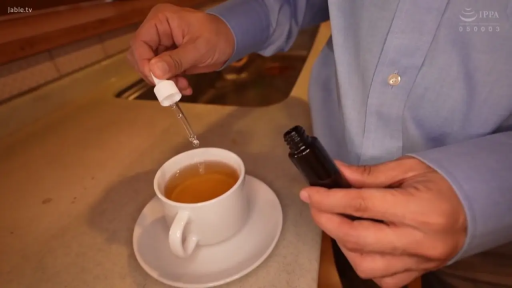 室内 · 站立 · 剧情 · 衬衫 · 水杯 · 手部特写 · 下药