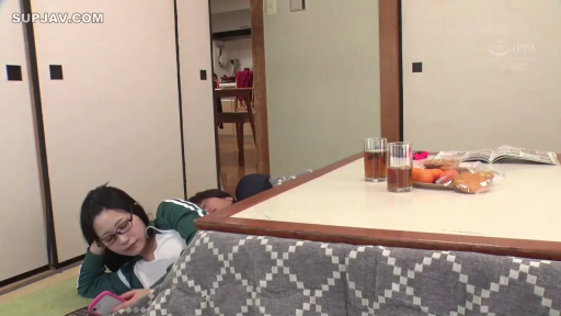 和室 · 中景 · 居家 · 平淡 · 侧卧 · 运动服 · 玩手机 · 被炉