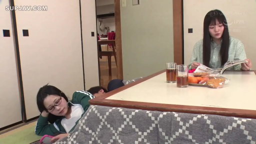 和室 · 全景 · 平静 · 居家 · スマホを見る · 侧卧 · 運動服 · 暖炉桌