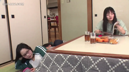 侧卧 · 全景 · 平静 · 阅读 · 运动服 · 日常生活 · 日式房间 · 橘子