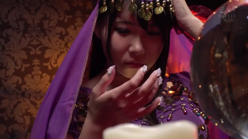 室内 · 俯身 · 忧郁 · 凝视 · 头部特写 · 暖色调 · 水晶球 · 异域风情服装