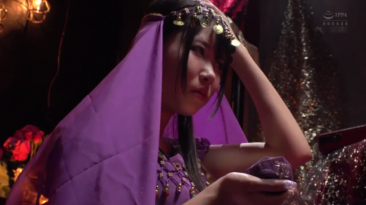 暗光 · 摆拍 · 认真 · 侧身 · 角色扮演 · 中景 · 金币 · 紫色异域服饰