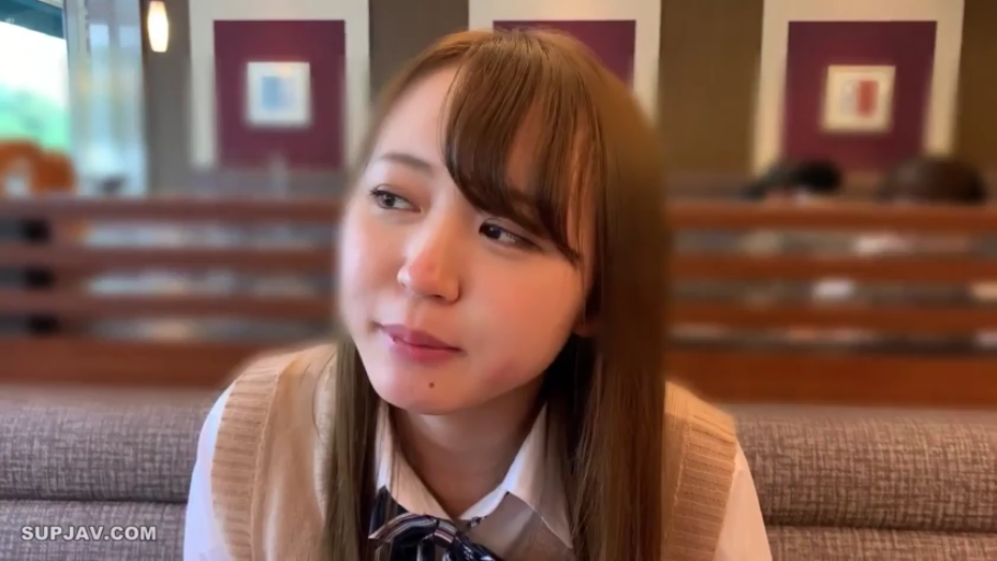 座り姿勢 · 顔部のクローズアップ · 自然 · 凝視 · 餐厅 · JK制服 · 美少女