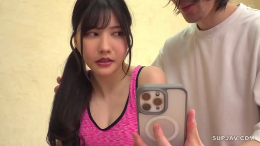 室内 · 脸部特写 · 站立 · 运动背心 · 看手机 · 智能手机 · 担忧 · AV截图