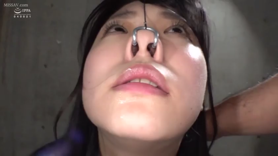 Indoor · Close-up of the face · Tilt head back · Pain · 黑色上衣 · 束缚调教