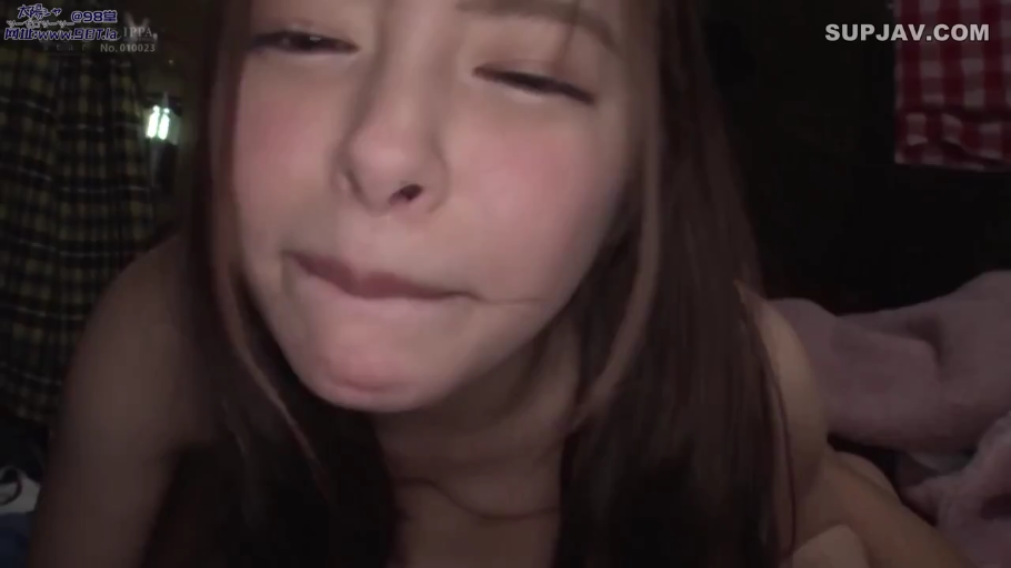 俯身 · 脸部特写 · 卧室 · 迷离 · 裸体 · 床垫 · 长发 · 凝视镜头