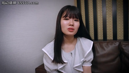 室内 · 座り姿勢 · ソファ · 自然 · 顔のクローズアップ · 说话 · 齐刘海 · 灰色荷叶边上衣