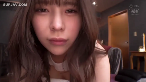 室內 · 俯身 · 脸部 · 迷離 · 白色上衣 · 注視 · 特寫