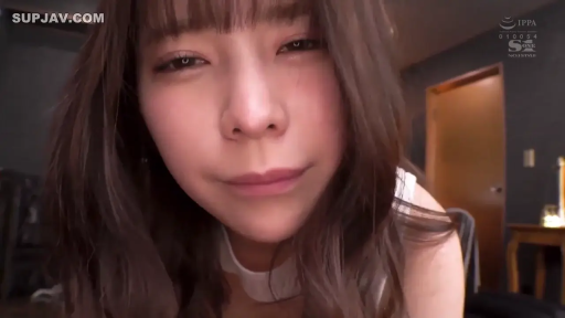 室內 · 坐姿 · 臉部特寫 · 臥室 · 白色背心 · 誘惑 · 凝视