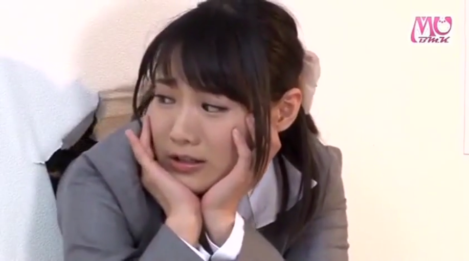 室内 · 顔のクローズアップ · 制服 · 凝視 · 托腮 · アジア人女性 · 忧虑