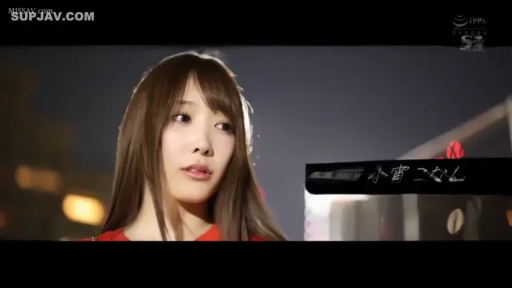 清晰 · 站姿 · 平静 · 面部特写 · 注视 · 红色上衣 · 室外夜景