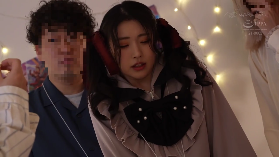 Indoor · Hazy · Medium shot · 互动 · 码 · Ruffle Top · 串灯 · 微俯身