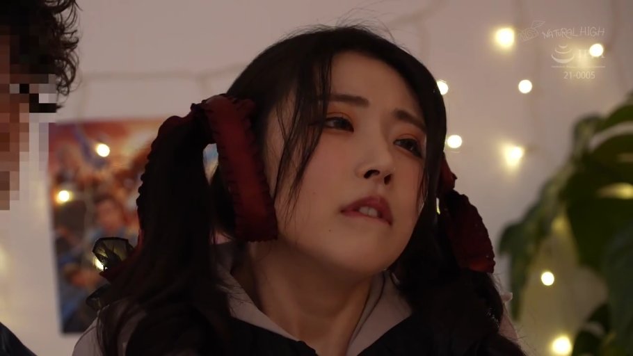 室内 · 脸部特写 · 陶醉 · 仰头 · 性高潮 · 双马尾 · 红色发带 · 哥特风格服饰