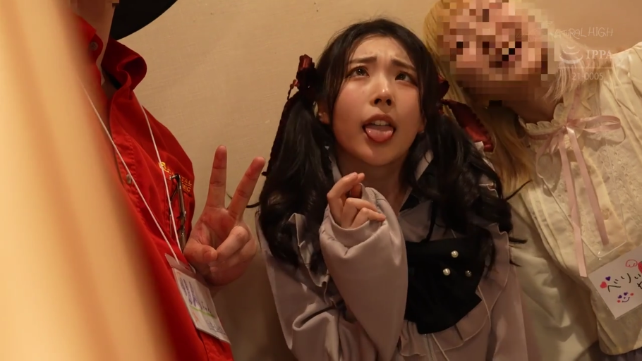 室内 · 脸部特写 · 紫色卫衣