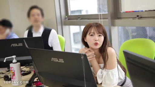 坐姿 · 办公室 · 中景 · 露肩上衣