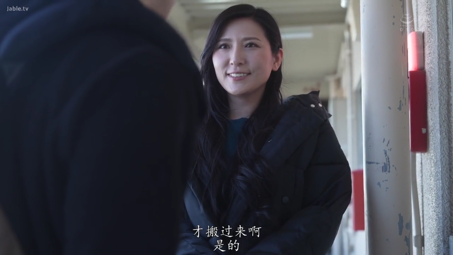 交谈 · 面部 · 站立 · 微笑 · 人妻 · 室外走廊 · 黑色羽绒服