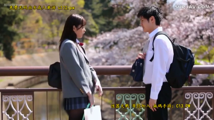 交谈 · 站立 · 中景 · 自然 · 制服 · 户外 · 书包