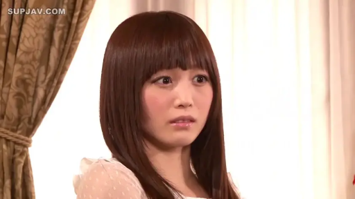 室内 · 站立 · 面部特写 · 白色蕾丝上衣 · 凝视 · 震惊 · 齐刘海