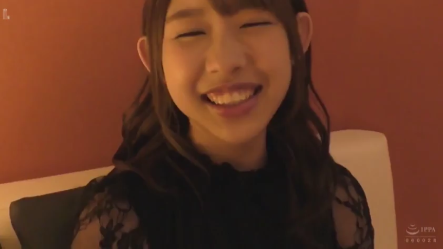 室内 · 坐姿 · 脸部特写 · 黑色蕾丝上衣