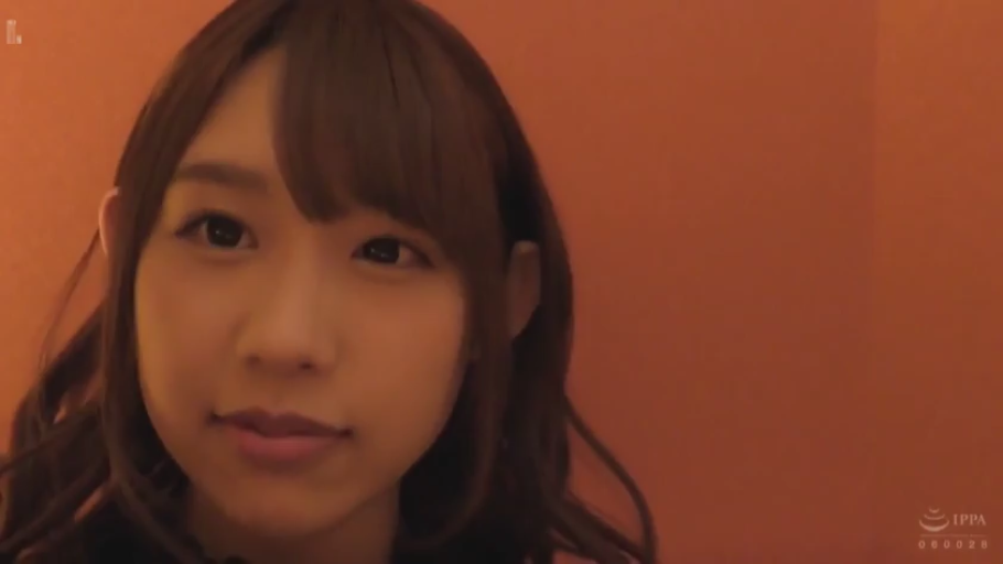 室内 · 微笑 · 顔のクローズアップ · 凝視 · 长发 · 日常服 · 正面坐姿