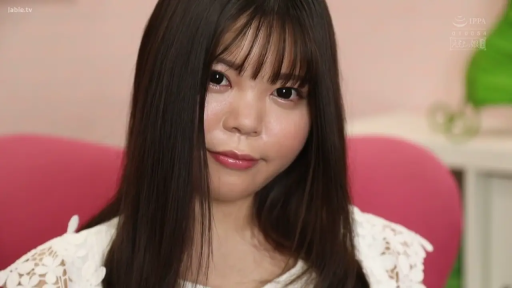 室内 · 坐姿 · 平静 · 面部特写 · 白色蕾丝上衣 · 注视镜头 · 黑长直 · 粉色背景