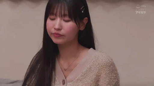 室内 · 室内 · 座り姿勢 · 平静 · ネックレス · 特写 · 针织开衫