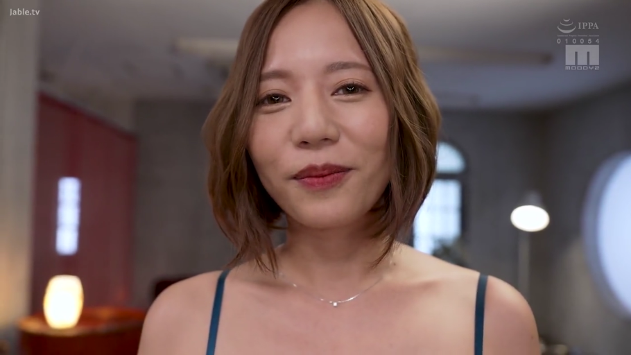 室内 · 微笑 · 面部特写 · 注视 · 吊带衫 · 正面