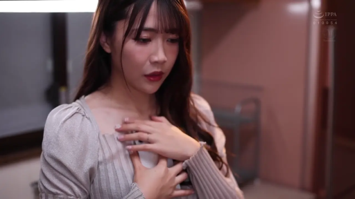 室内 · 站立 · 微笑 · 居家 · ニットセーター · スマホを見る · 携帯電話 · 頭部