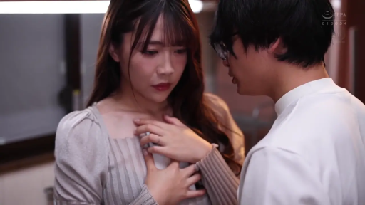 室内 · 站姿 · 顔のクローズアップ · 携帯電話 · グレー ニットセーター · 担忧 · スマホをぎゅっと抱きしめる