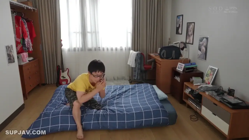 走廊 · 蹲姿 · 百褶裙 · 裙底 · 低角度 · 认真 · 室内鞋 · 擦拭地面