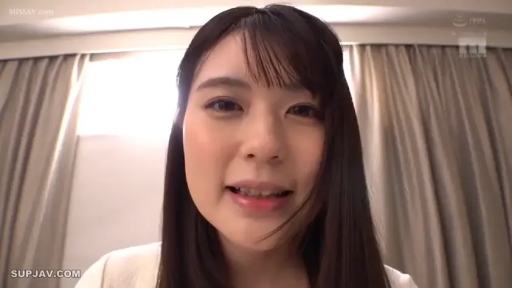 Indoor · 自然 · 面部特写 · Gaze · 清纯 · 白色毛衣 · Forward Sitting Posture