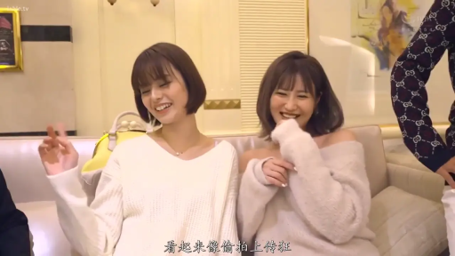 室内 · 俯身 · 脸部 · 专注 · 口交 · 多人 · 阴茎 · 上衣