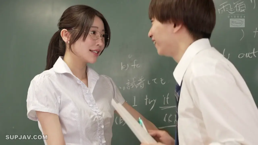 面部 · 教室 · 白色衬衫 · 微笑 · 黑板 · 面对面站立 · 调情 · 师生制服