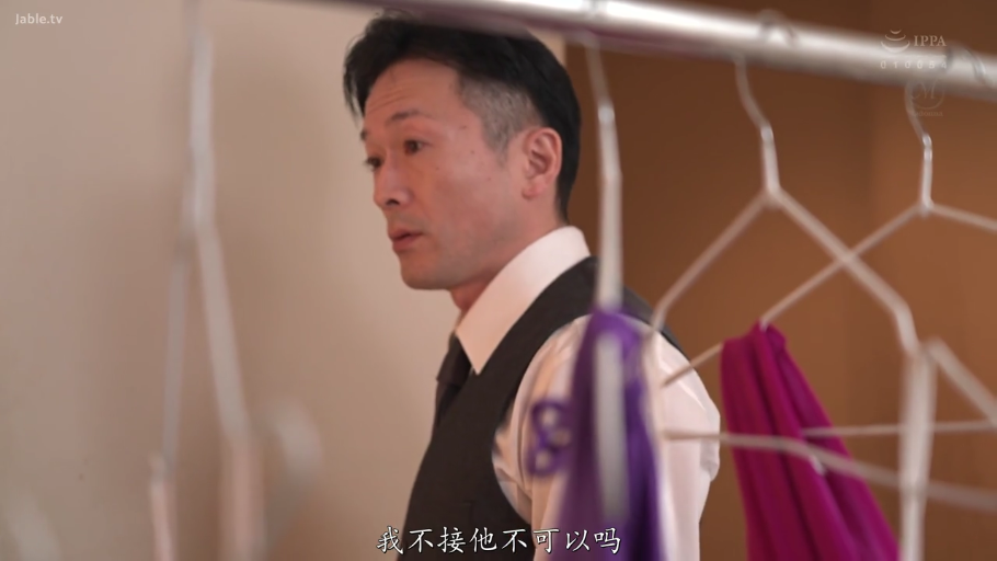 室内 · 坐姿 · 展示 · 微笑 · 半身特写 · 事业线 · 低胸裙 · 化妆箱