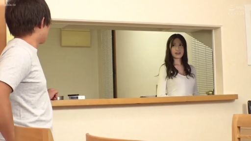 站立 · 中景 · 平静 · 対話 · プロット · バー · 白色长袖 · 室内厨房