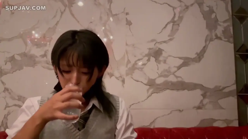 室内 · 座り姿勢 · 平静 · 半身 · 玻璃杯 · 黑发 · 学院風制服 · 水を飲む